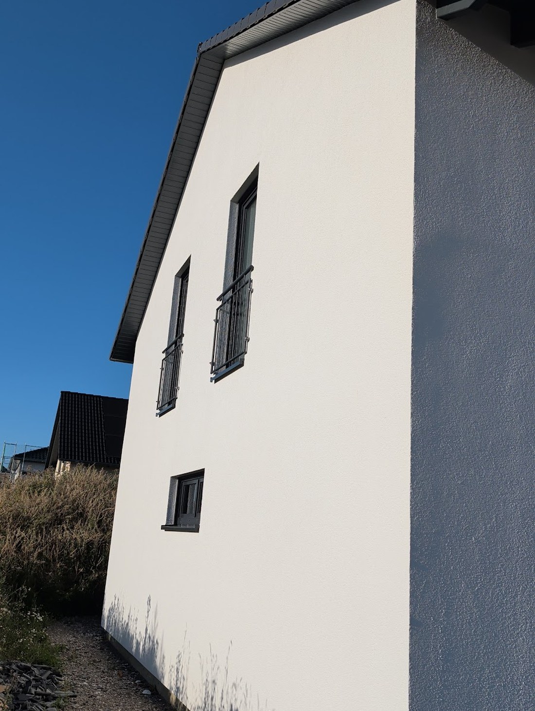 Außenputz und Fassade für Hamm: weiß verputztes Einfamilienhaus aus einem unserer Projekte