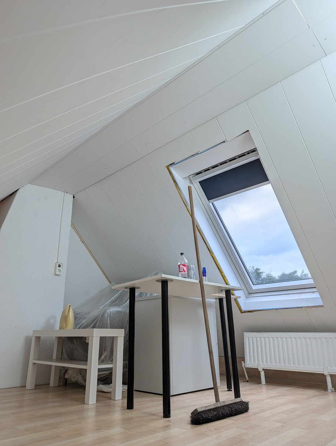 Ausgebautes Dachgeschoss mit weißer Paneelverkleidung