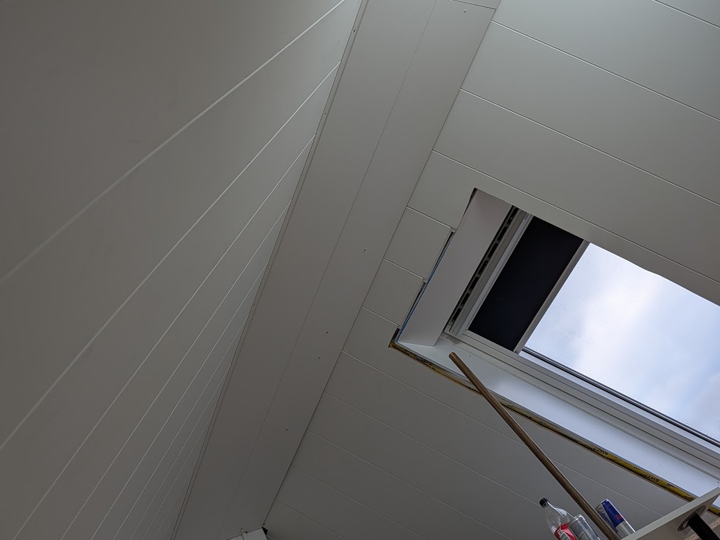 Dasselbe Dachgeschoss nach dem Ausbau mit weißen Paneelen